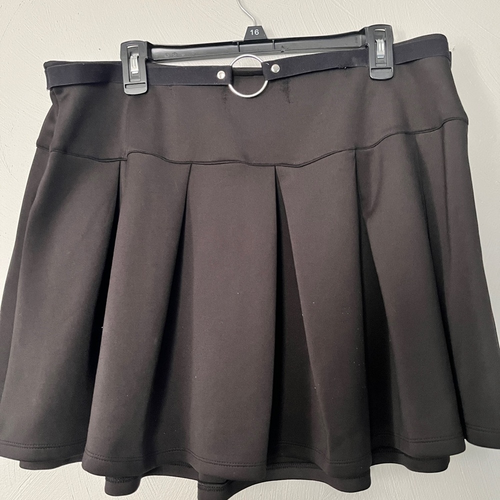 Hot Topic black pleated skirt